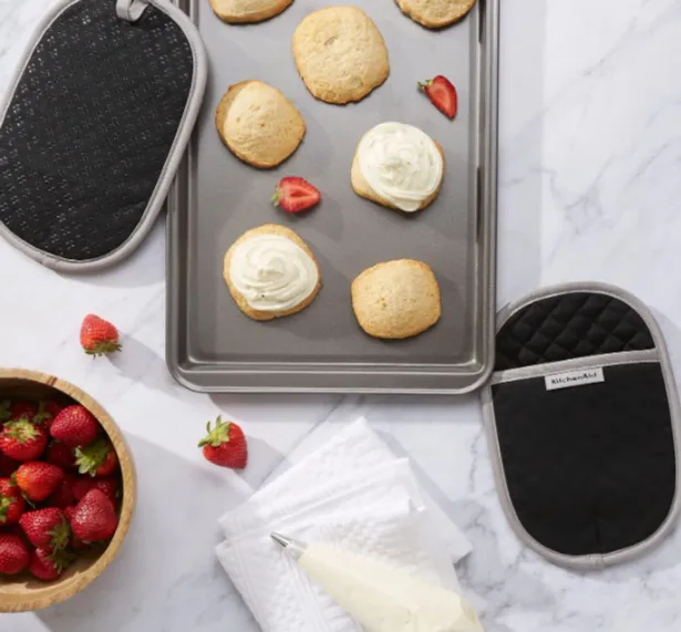KitchenAid Asteroid Oven Mitt Set - Image 5